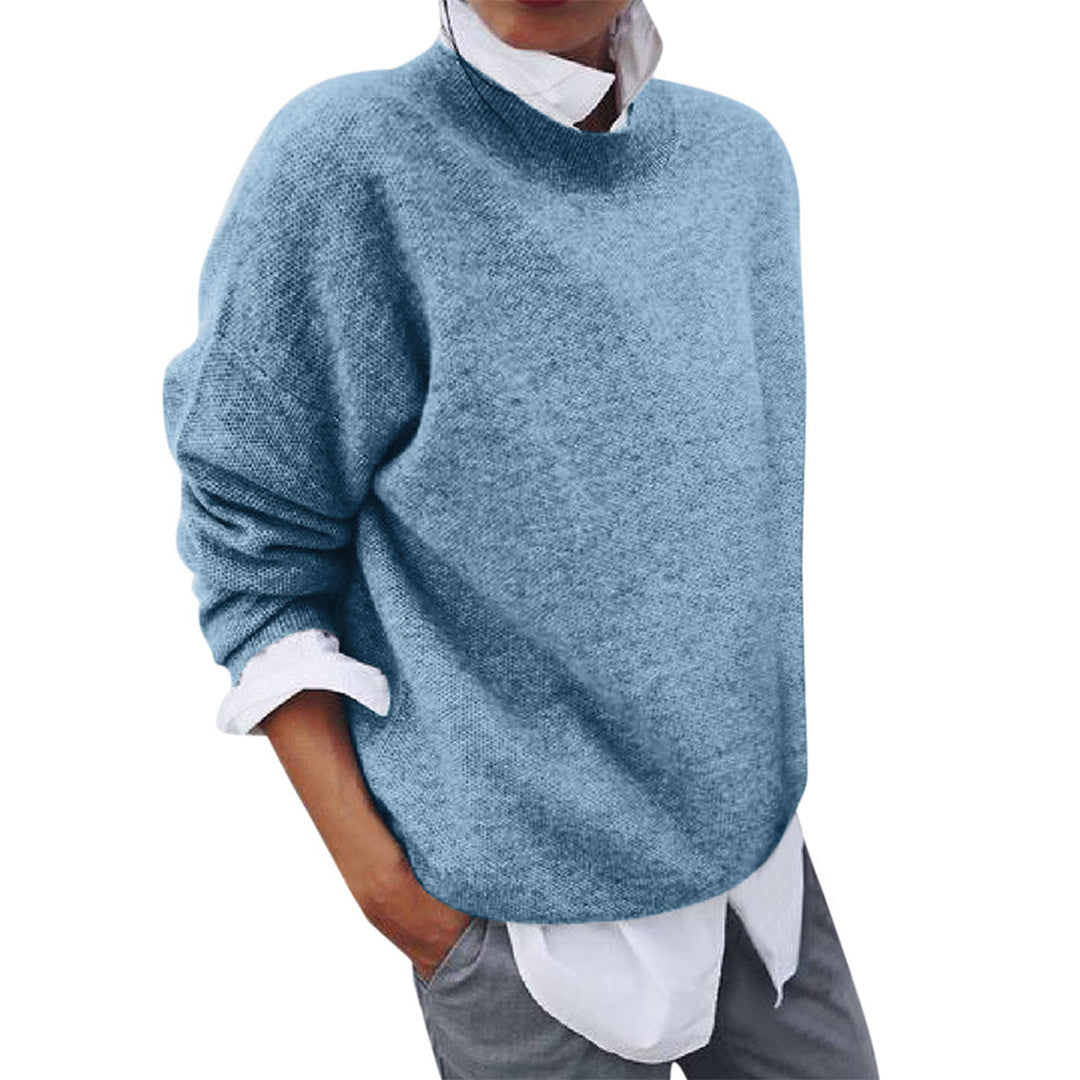 Vorne blauer Pullover für Herren mit hochgekrempelten Ärmeln und weißem Hintergrund