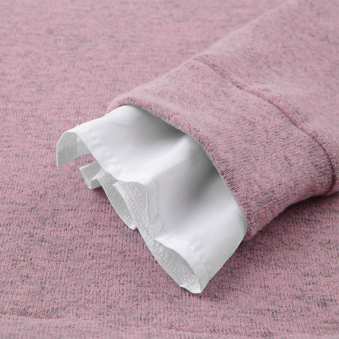 Nahaufnahme der Ärmel eines rosa Pullovers für Herren